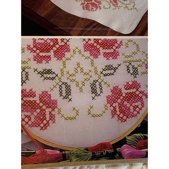 WonderArt Colonial Rose Cross Stitch Stamped Dresser Scarf - New - Picture 8 of 9
